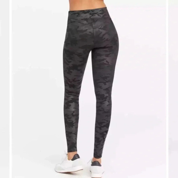 Spanx M Faux Leather Mayte Black Camo Leggings - Picture 3 of 11